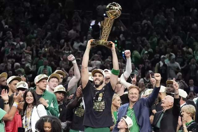 NBA-马刺VS雷霆 文班送超级大帽